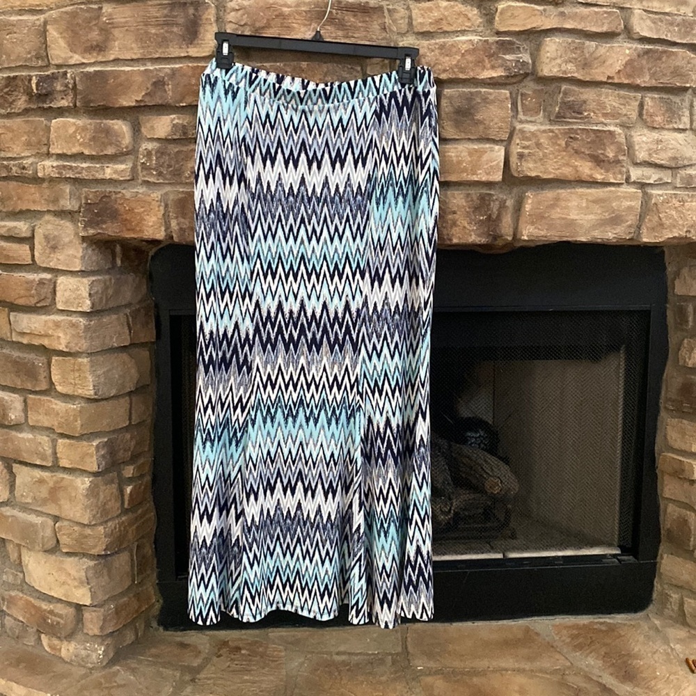 NWT EST. 1946 white, teal, and navy blue chevron pattern skirt with elastic band